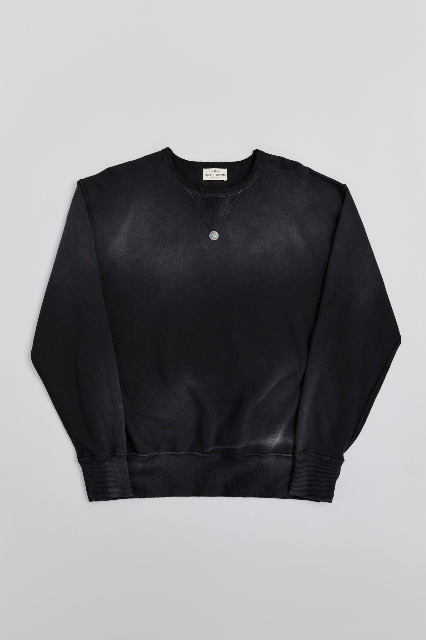 AM8700 BLACK CREWNECK SWEATER