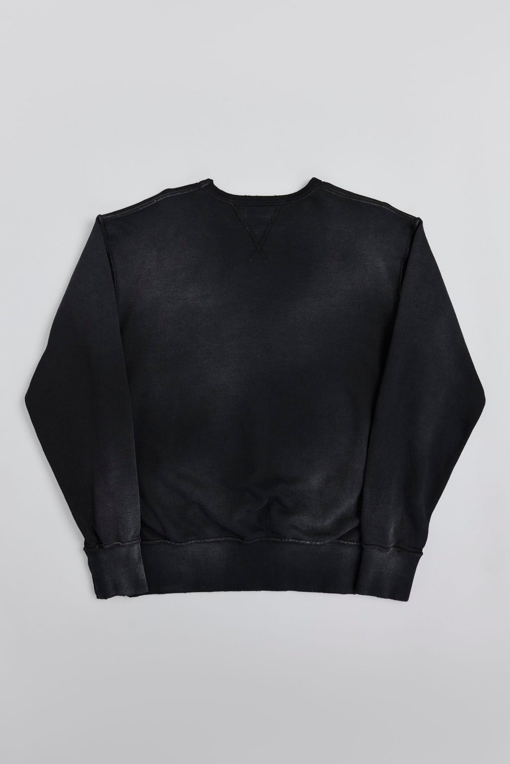 AM8700 BLACK CREWNECK SWEATER