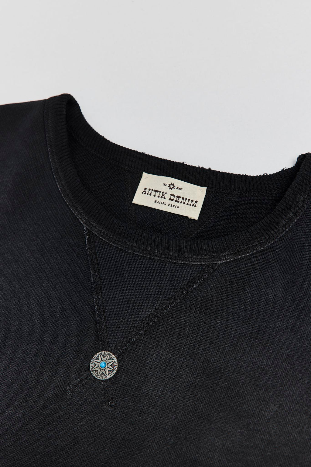 AM8700 BLACK CREWNECK SWEATER