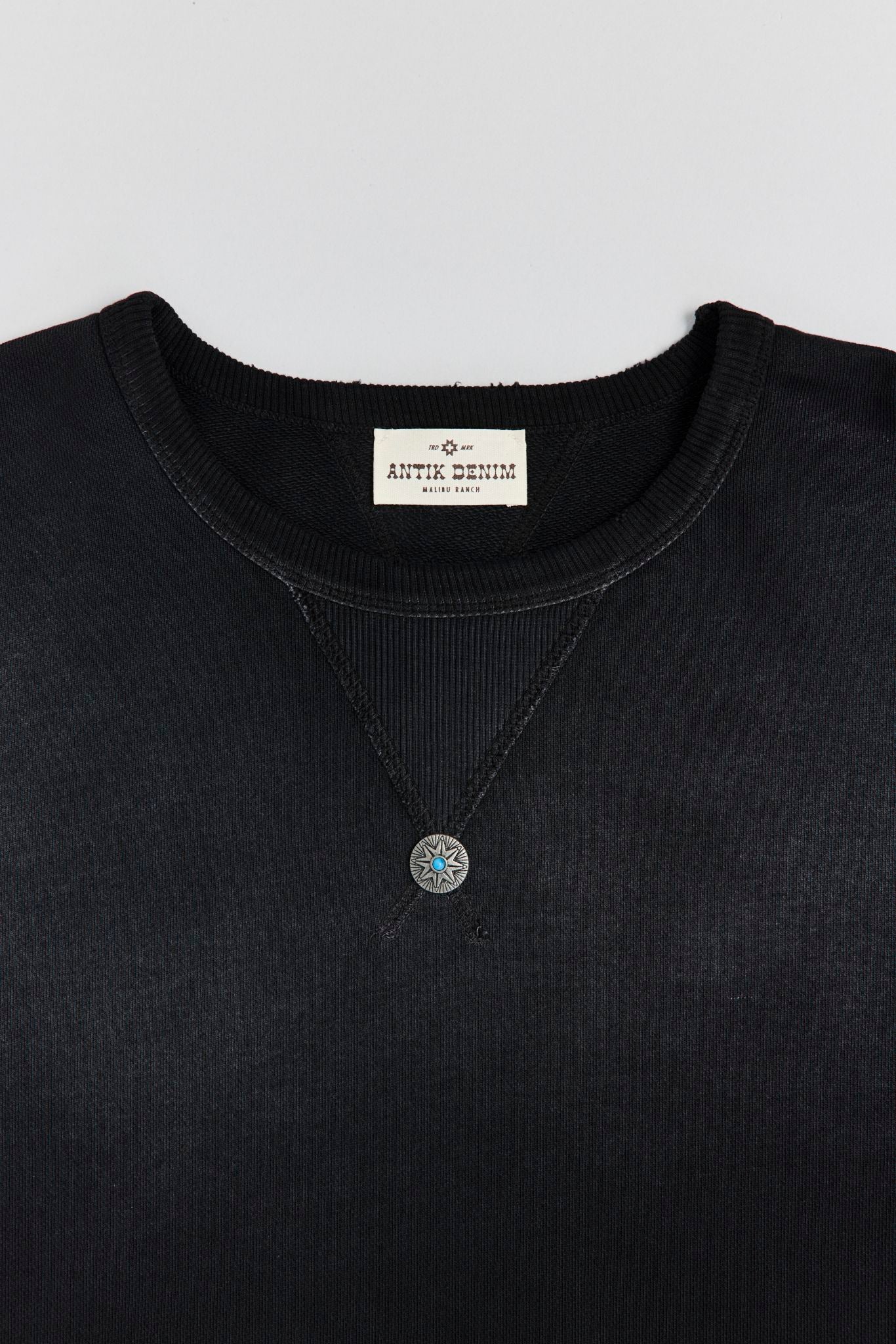 AM8700 BLACK CREWNECK SWEATER