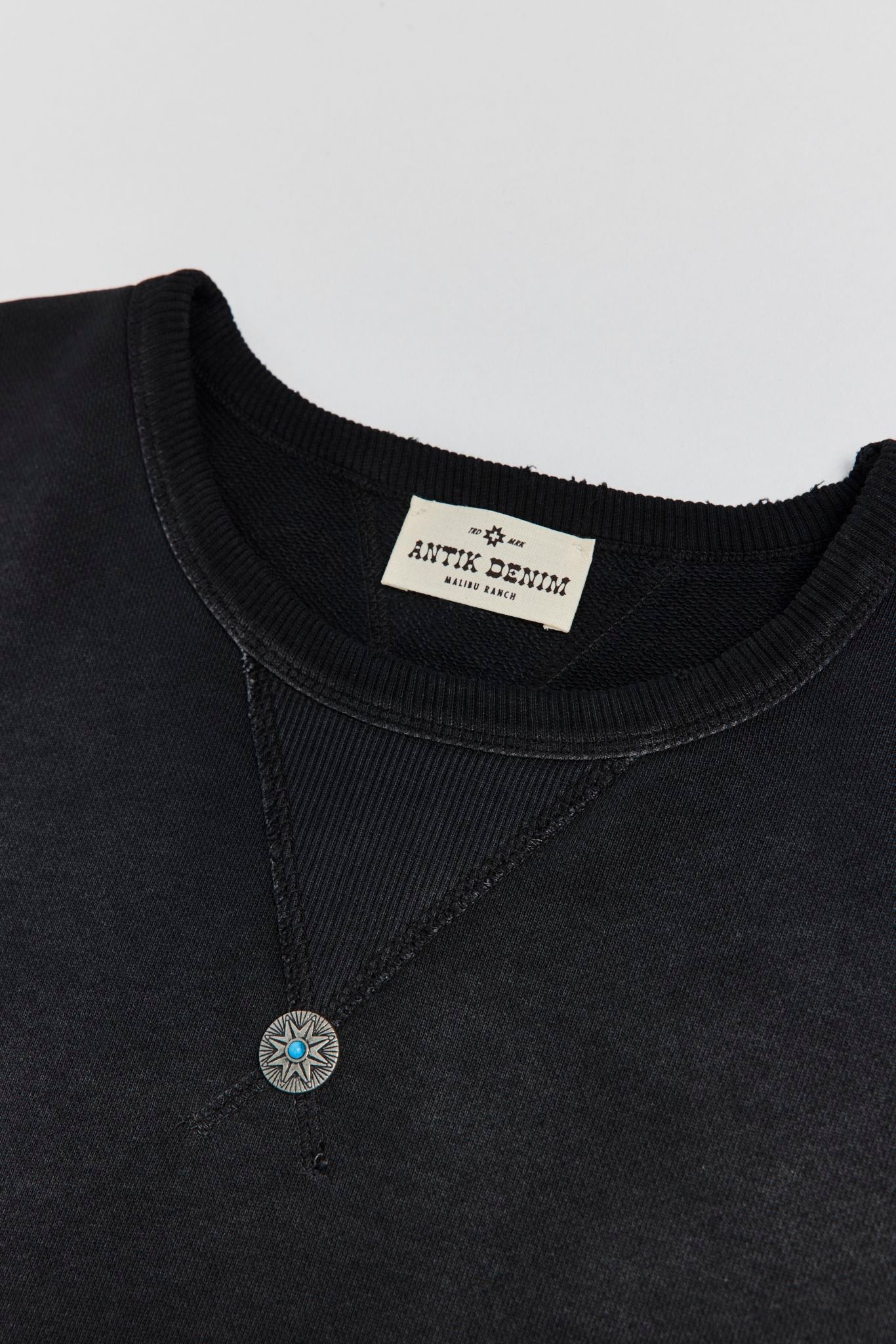 AM8700 BLACK CREWNECK SWEATER