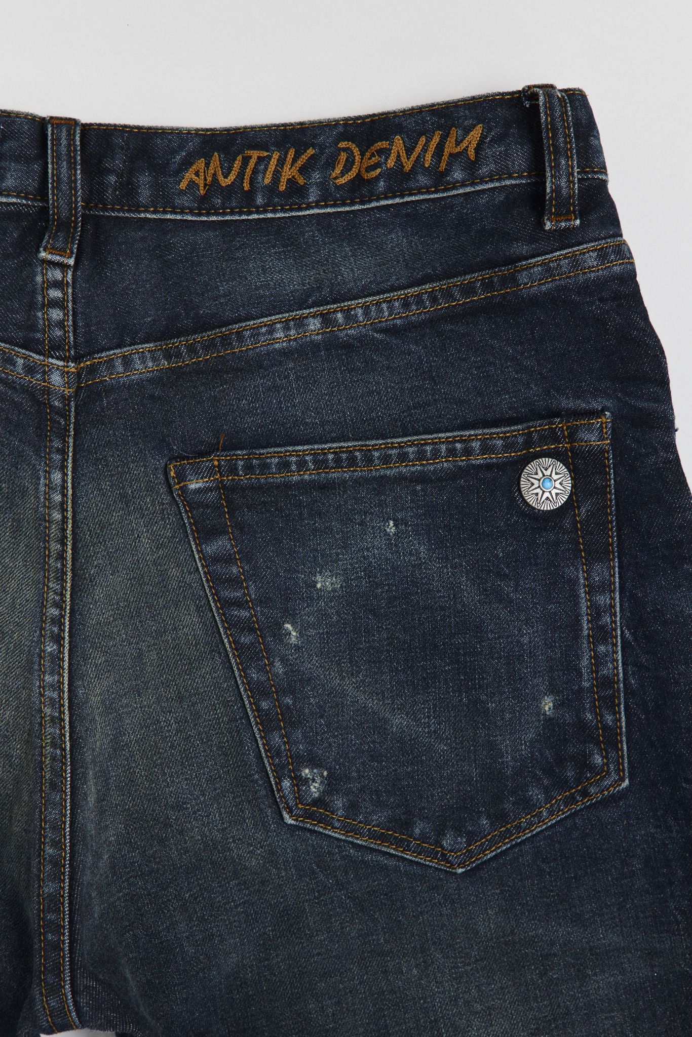 AM1001 HERITAGE SLIM STRAIGHT JEANS