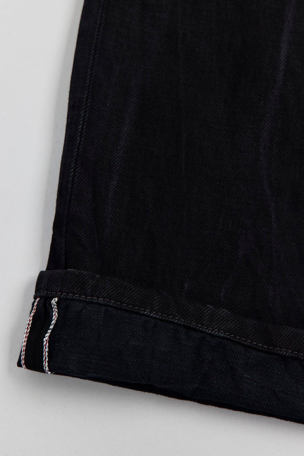 AM1002 LEGENDARY SLIM STRAIGHT JEANS