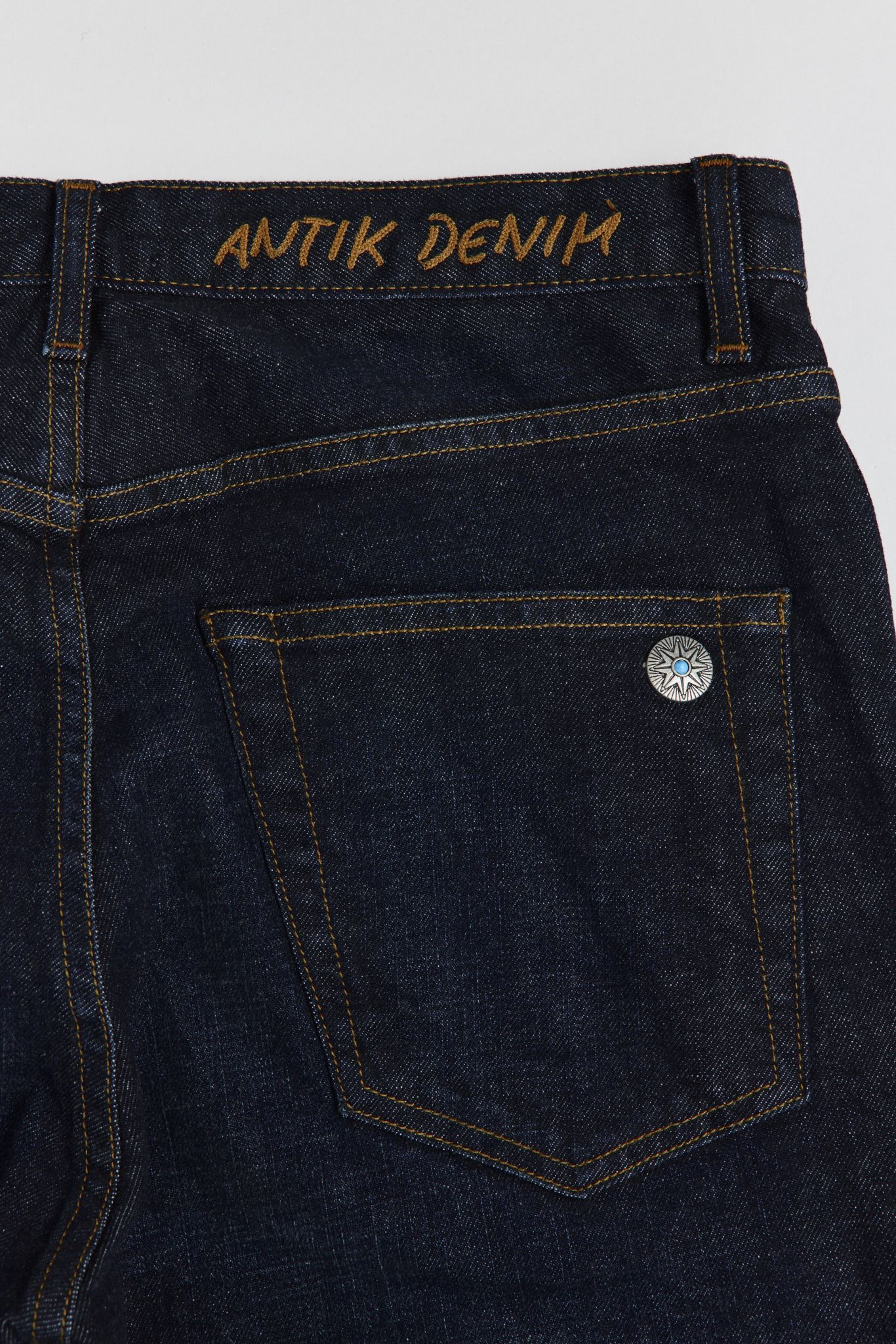 AM1004 LOYALTY SLIM STRAIGHT JEANS