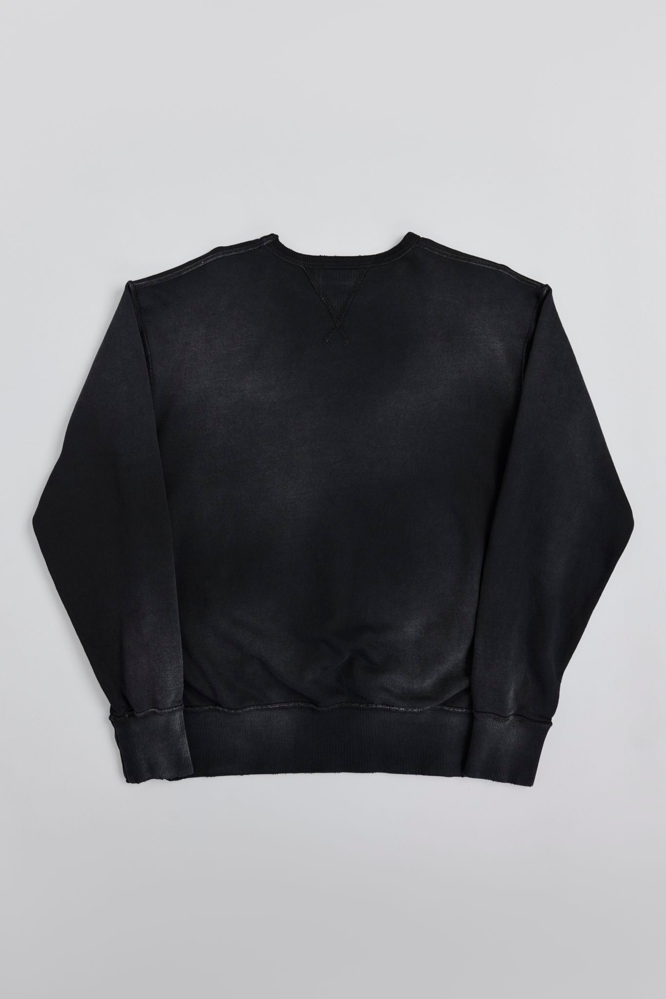 AM8700W BLACK CREWNECK SWEATER