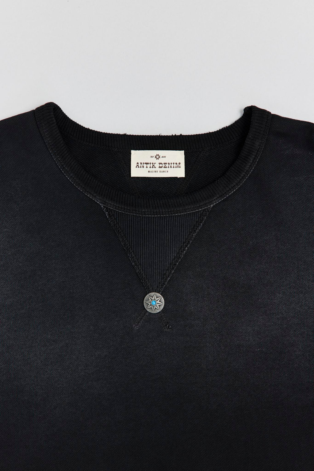 AM8700W BLACK CREWNECK SWEATER