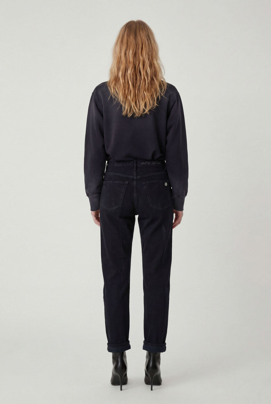 AM1002W LEGENDARY SLIM STRAIGHT JEANS