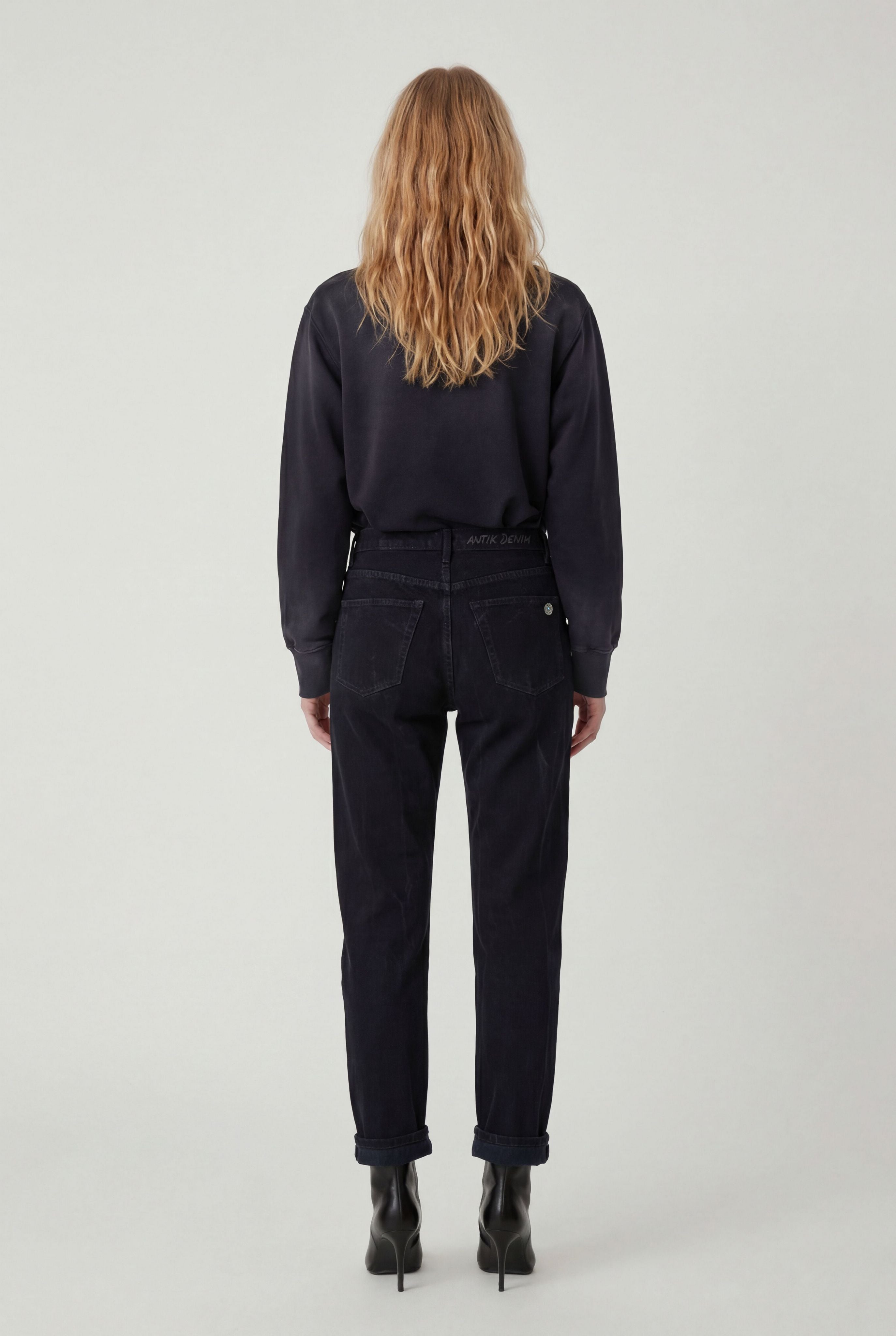 AM1002W LEGENDARY SLIM STRAIGHT JEANS